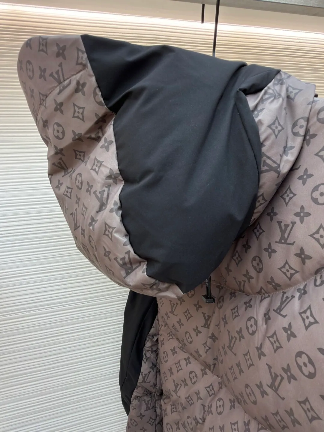 LOUIS VUITTON temperature-sensitive color-changing jacquard down jacket ●Original version: purchased and developed for 17999 ●Item number: 1680753-G45 ●Fabric: black technology fabric ●Technology: temperature-sensitive color-changing production ●Version: fitted version ●Weight: about 1475 grams ●Size: 44-46-48-50-52 ●Description: ✅Exclusively customized black technology fabric, the color of the fabric changes when the temperature reaches the specified degree, waterproof and anti-static fabric, good drape and no stretch, STORM SYSTEM waterproof surface treatment process, waterproof, windproof and breathable hydrophilic film. ✅Original data opening, coordinated proportions, loose, warm, fashionable, tolerant version, complex turning, and exquisite craftsmanship. ✅ Top-notch exquisite workmanship, in full compliance with EU requirements, each grid is filled with full down, and the interior is filled with genuine imported 90% white goose down. It is light and thin, has a delicate feel, is not easy to deform, and does not show through. Goose down is widely used in ski shirts and cold-proof clothing. The thermal insulation performance of goose down will be better under the same amount of down. The upper body is light and has no weight-bearing feeling, and the warmth retention can be imagined. ✅This heavy-duty down jacket has excellent thermal insulation performance, is light and not heavy, and has good bulk recovery after compression. Warm reminder: ⚠️Washing method: Do not wash, do not machine wash, can be dry cleaned. The overall wiring is straight and delicate, the fabric is comfortable and soft, and the color is consistent without color difference. It can be matched with the same style to create a fashionable look and control various occasions. Customized accessories, complete with three standards, same style for men and women!